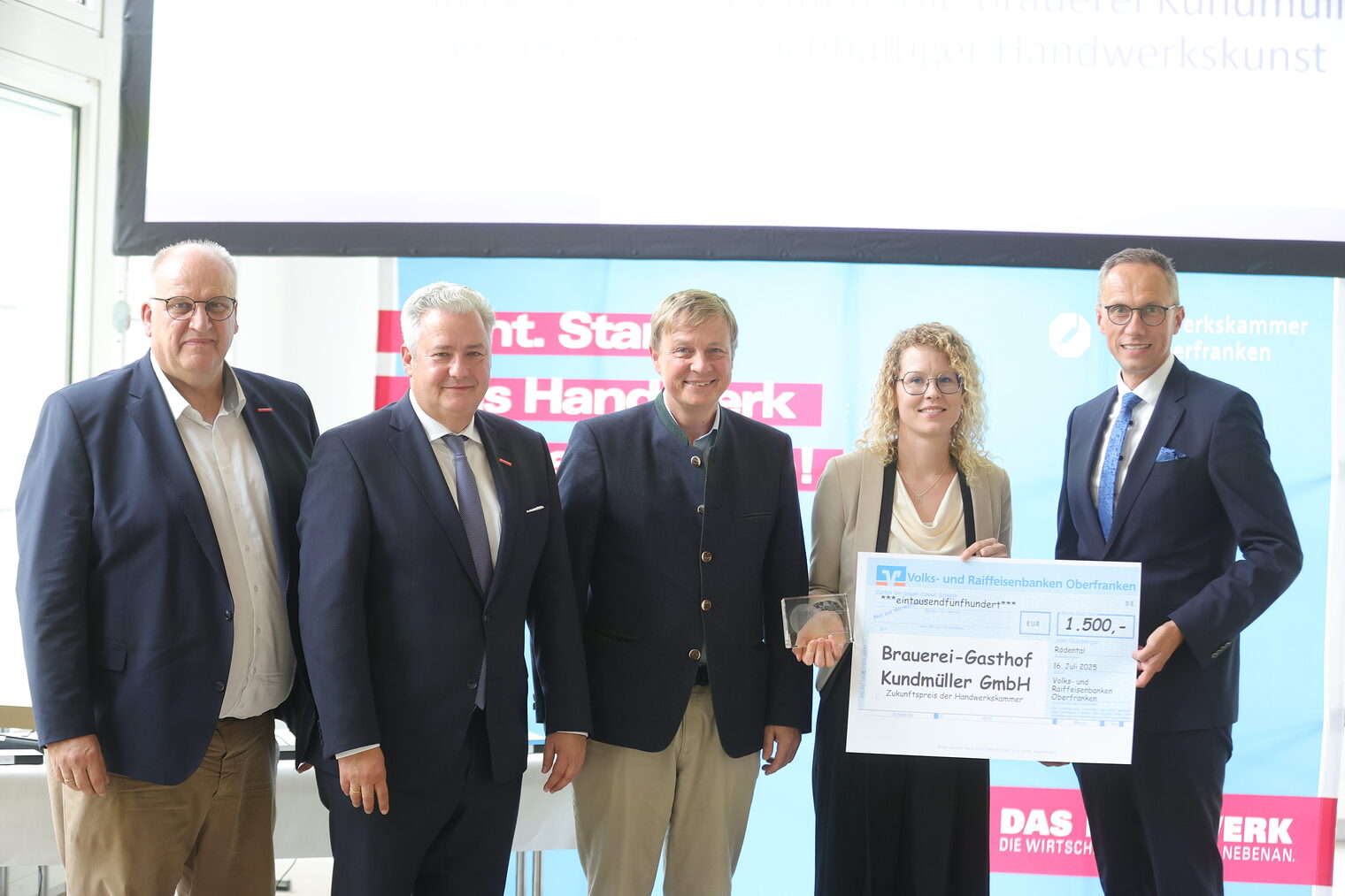 Gruppenbild der Urkundenübergabe mit Reinhard Bauer, Matthias Graßmann,, Melanie Kundmüller und VR-Bank-Vorsitzenden Joachim Hausner und Professor Tobias Plessing
