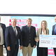 Gruppenbild der Urkundenübergabe mit Reinhard Bauer, Matthias Graßmann,, Melanie Kundmüller und VR-Bank-Vorsitzenden Joachim Hausner und Professor Tobias Plessing