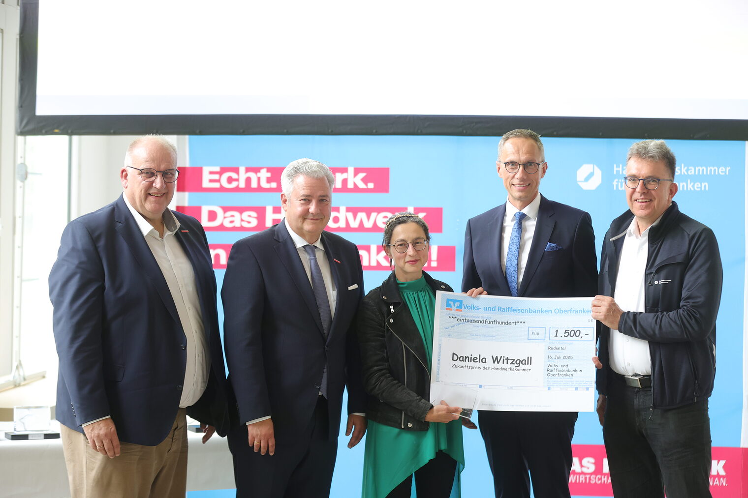 Gruppenbild der Urkundenübergabe mit Reinhard Bauer, Matthias Graßmann,, Daniela Witzgall. VR-Bank-Vorsitzenden Joachim Hausner und Stefan Wladrarsch