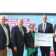 Gruppenbild der Urkundenübergabe mit Reinhard Bauer, Matthias Graßmann,, Daniela Witzgall. VR-Bank-Vorsitzenden Joachim Hausner und Stefan Wladrarsch
