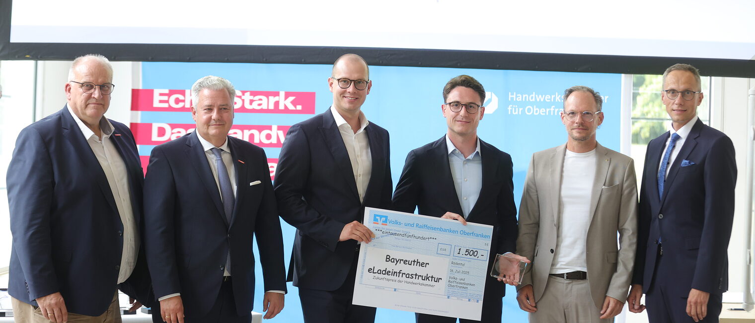 Gruppenbild der Urkundenübergabe mit Reinhard Bauer, Matthias Graßmann,, Marius Körlin, Tom Hillgruber und VR-Bank-Vorsitzender Joachim Hausner