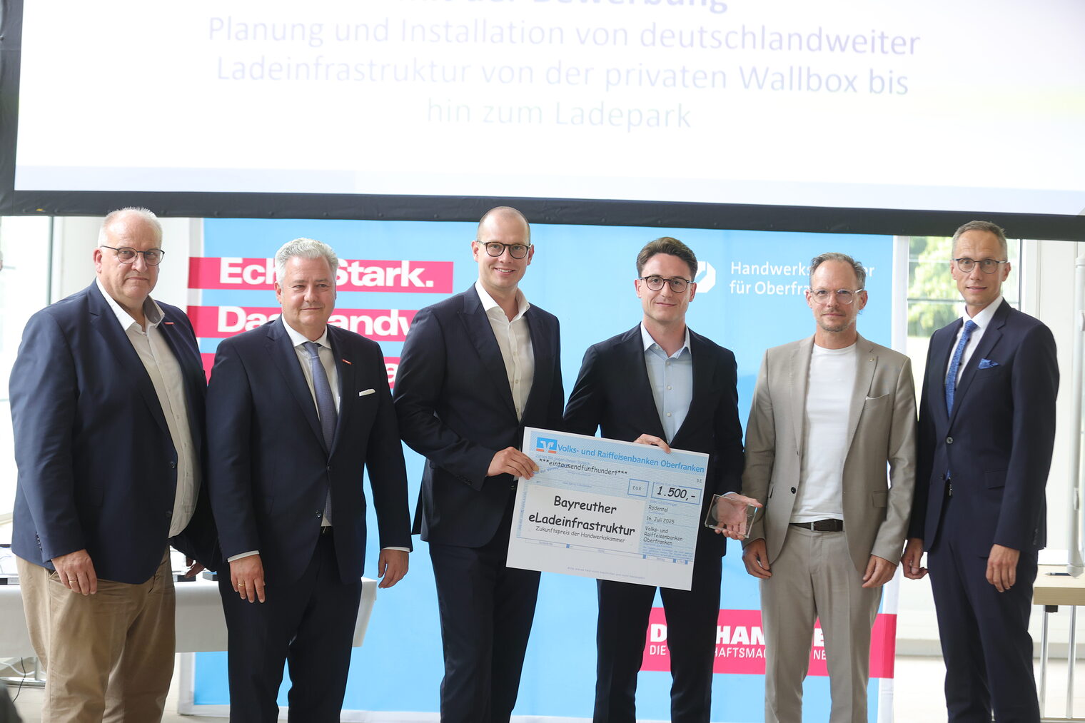 Gruppenbild der Urkundenübergabe mit Reinhard Bauer, Matthias Graßmann,, Marius Körlin, Tom Hillgruber und VR-Bank-Vorsitzender Joachim Hausner