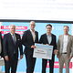Gruppenbild der Urkundenübergabe mit Reinhard Bauer, Matthias Graßmann,, Marius Körlin, Tom Hillgruber und VR-Bank-Vorsitzender Joachim Hausner