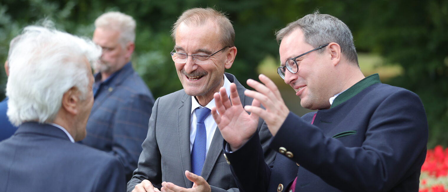 Landrat Dr. Oliver Bär unterhält sich mit Gästen des Zukunftspreis 2025. 