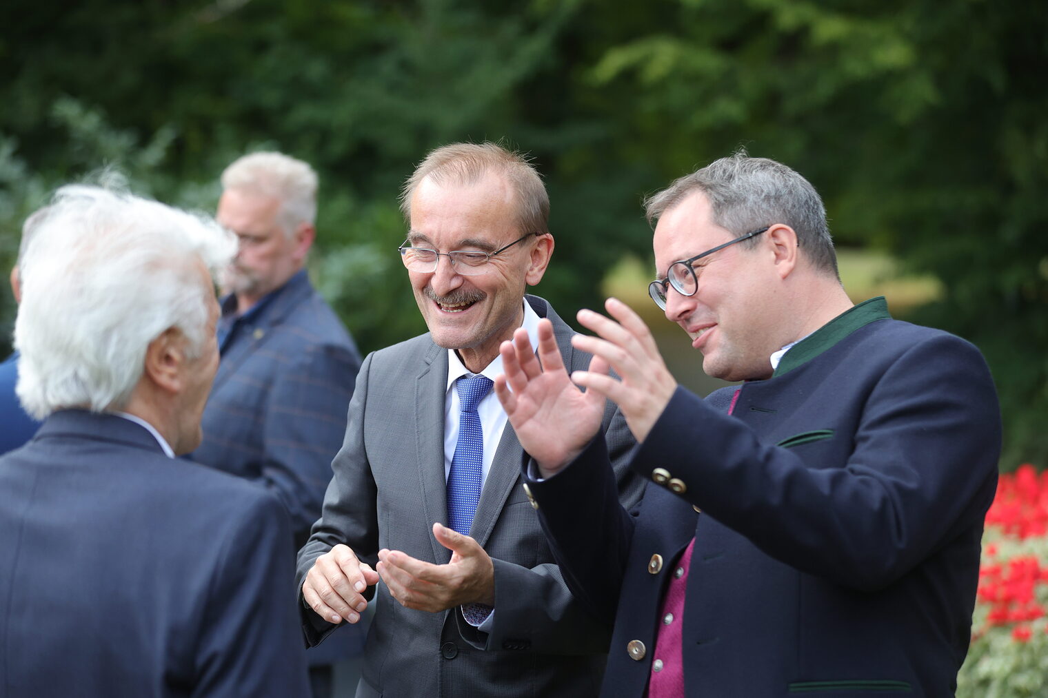 Landrat Dr. Oliver Bär unterhält sich mit Gästen des Zukunftspreis 2025. 
