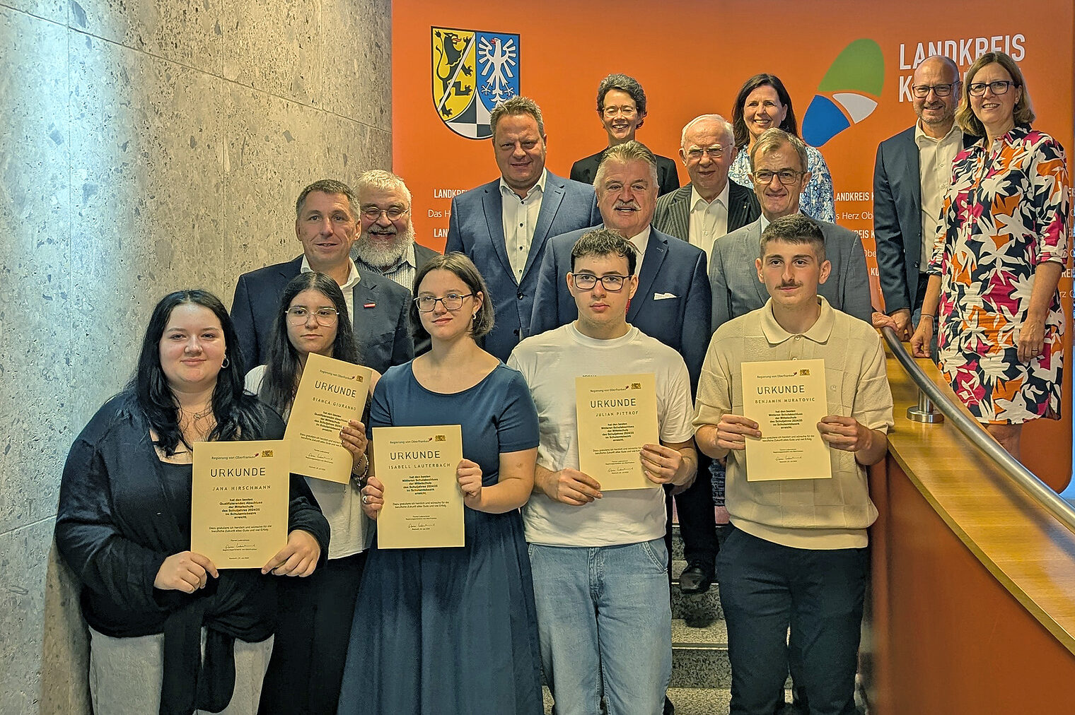 Gruppenbild der besten Mittelschulabsolventinnen und -absolventen Jana Hirschmann, Bianca Giuranno, Isabell Lauterbach, Julian Pittrof und Benjamin Muratovic mit Gratulanten
