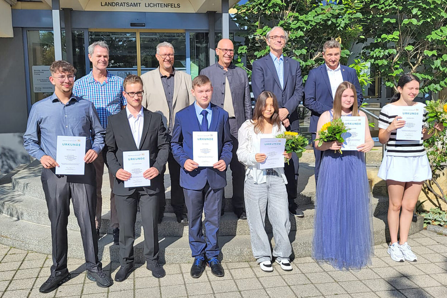 Gruppenbild der besten Mittelschulabsolventinnen und -absolventen Marlon Löppert, Felix Kaltenecker, Max Dippold, Lida Mohammadi, Paula Scholz und Dominika Bevz mit Gratulanten aus Lichtenfels 