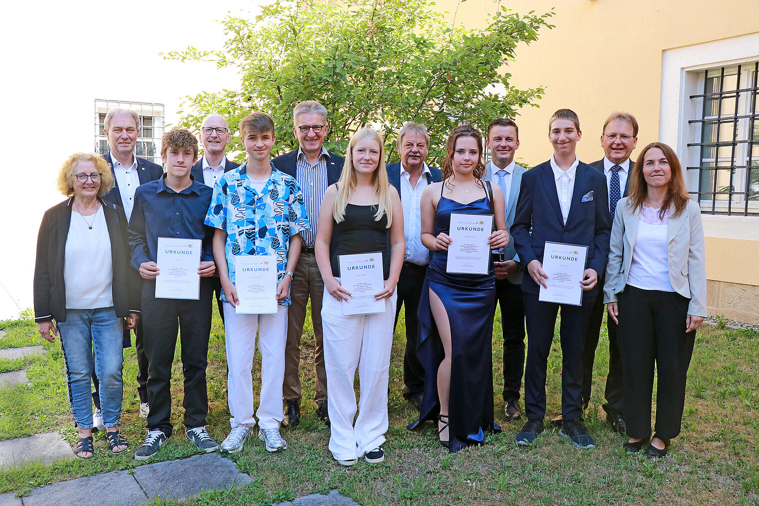 Gruppenbild der besten Mittelschulabsolventinnen und -absolventen Leon König, Benjamin Schaller, Melina Fiedler, Alika Komarova, Tobias Ultsch aus Kronach mit Gratulanten