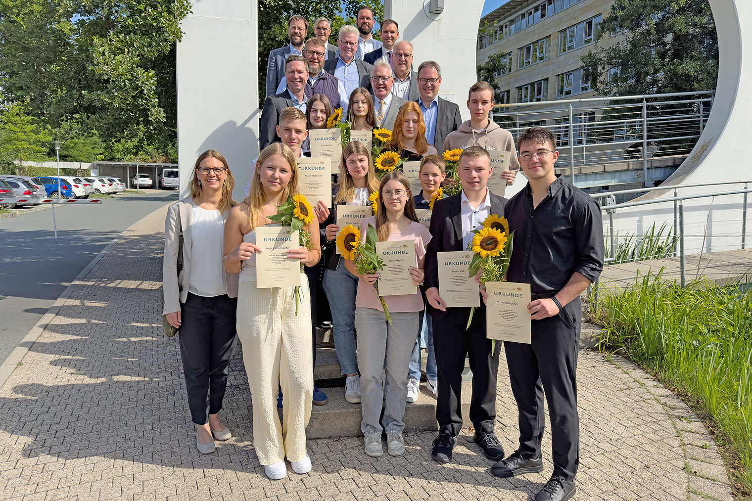 Die besten Mittelschulabsolventinnen und absolventen Maja Faltenbacher, Anton Bachsteffel, Lejla Kojcin, Lina Teich, Annika Dörfler, Philemon Heckl, Christoph Neubig, Emma Großmann, Marie Meyer, Tobias Roß, Nikola Mihajlovic mit Gratulanten
