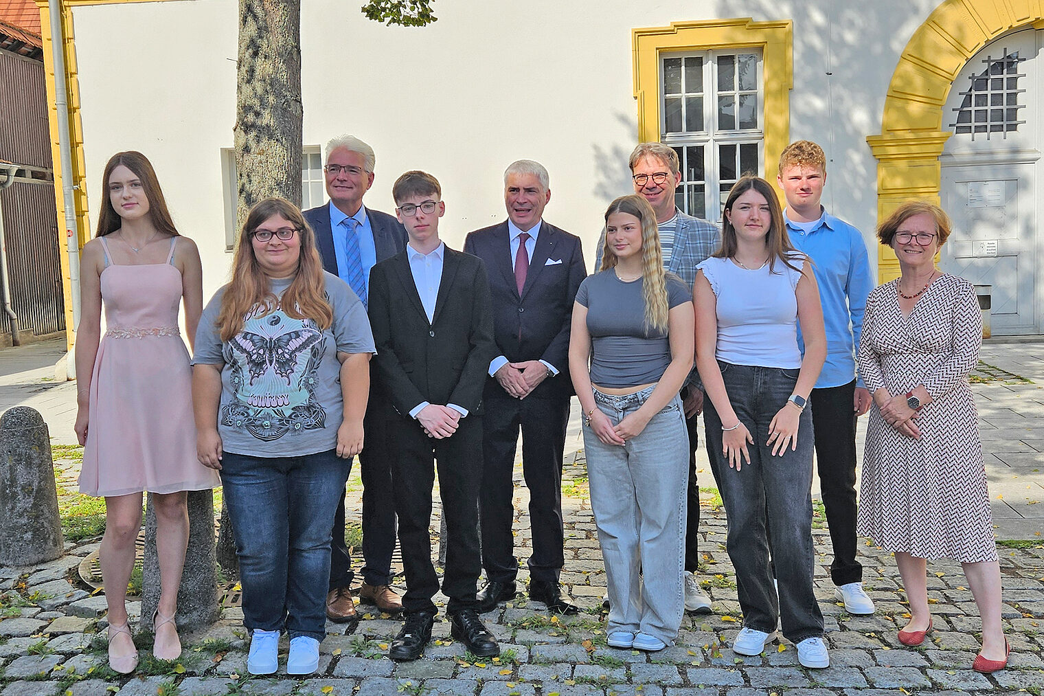 Die besten Mittelschulabsolventinnen und absolventen Lena Krämer, Amelie Aigner, Raphael Singer, Tetyana Dementieva und Mia Lutz, Jonathan Glöckner aus Forchheim mit Gratulanten