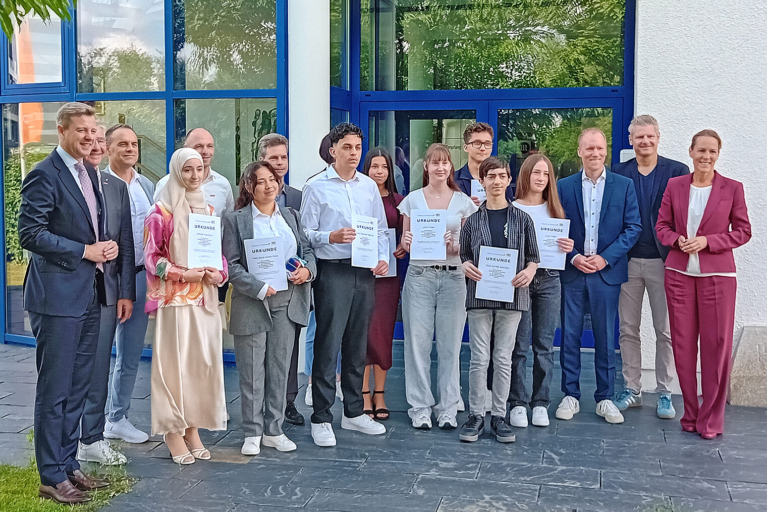 Die besten Mittelschulabsolventinnen und -absolventen Aminat Rasulova, Yisela Rojas, Yusa Sülayman Mercan, Maria Borzacchiello, Lena Kraus, Jan Seidel, Raul Sanchez, Lucy Feiler aus Hof mit Gratulanten 