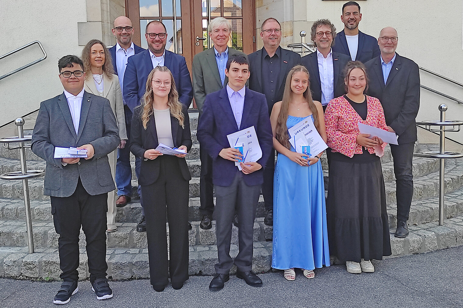 Die besten Mittelschulabsolventinnen und -absolventen Max Mitzenheim, Lilly Scheler, Elias Banucu, Maja Jaszczyk, Rebeka Islami aus Coburg mit Gratulanten