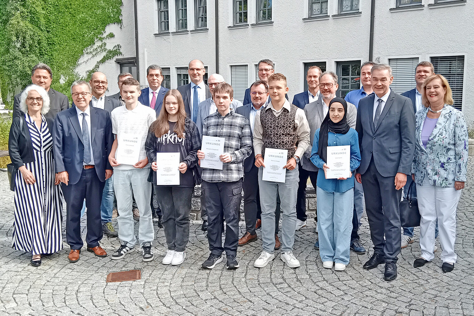 Die besten Mittelschulabsolventinnen und -absolventen Oliver Eckhardt, Lea Tempes, Benjamin Burghardt, Patrice Schwab und Sara Sultan aus Wunsiedel mit Gratulanten