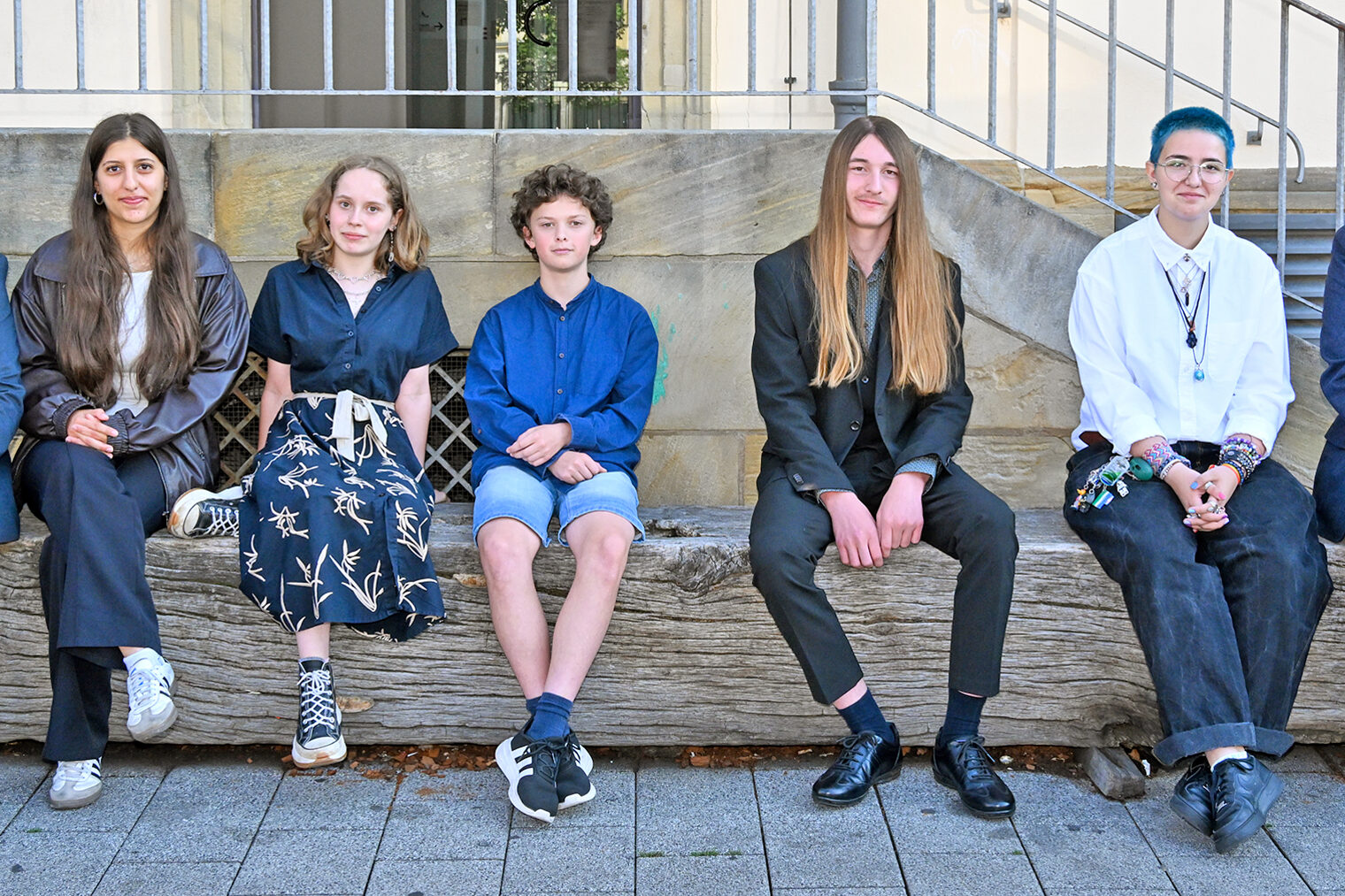 Die besten Mittelschülerinnen und Mittelschüler aus Bamberg: Parya Kohistani, Maria Sauda, Yanis Jeffries, Felix Römiger und Michelle Zybin, mit HWK-Präsident Matthias Graßmann und Kreishandwerksmeister Manfred Amon.
