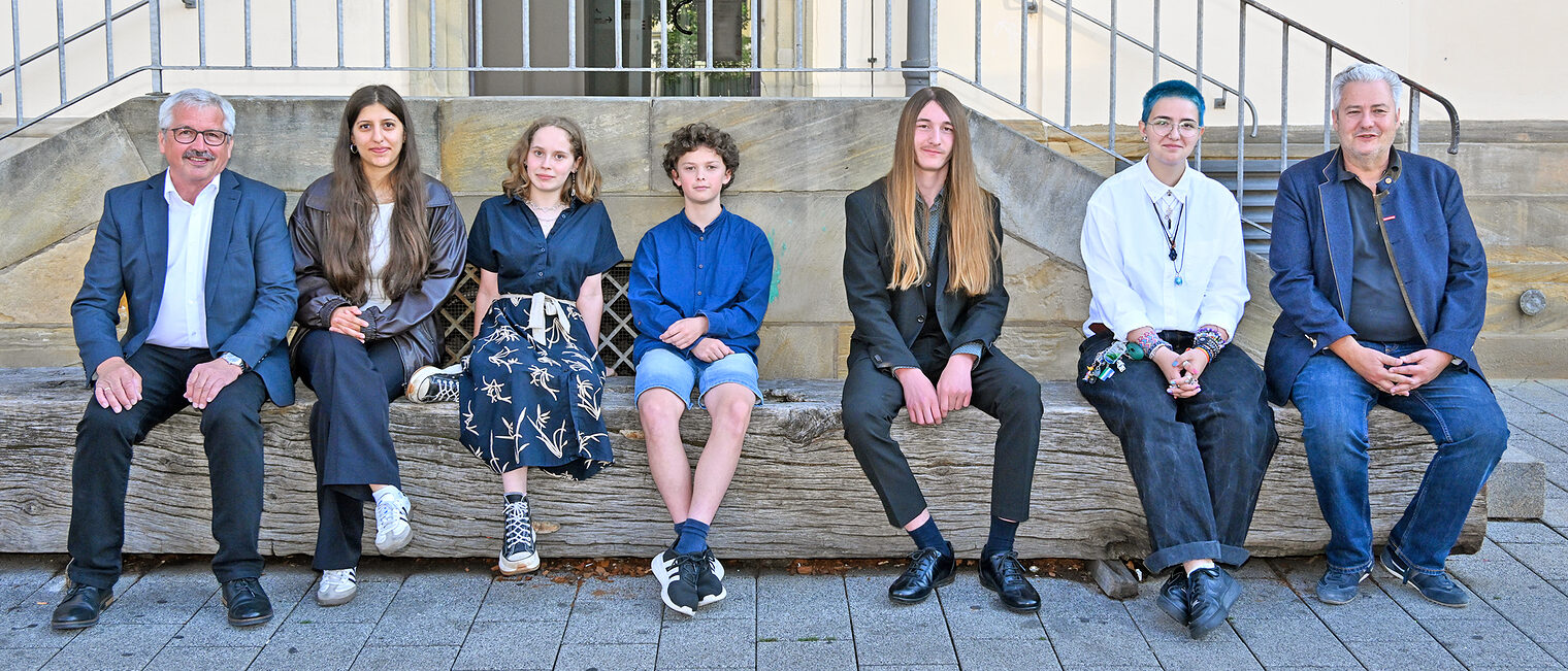 Die besten Mittelschülerinnen und Mittelschüler aus Bamberg: Parya Kohistani, Maria Sauda, Yanis Jeffries, Felix Römiger und Michelle Zybin, mit HWK-Präsident Matthias Graßmann und Kreishandwerksmeister Manfred Amon.