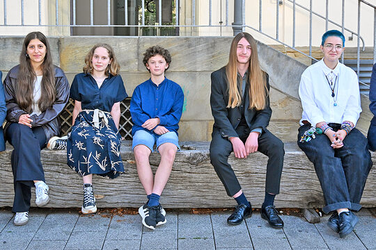Die besten Mittelschülerinnen und Mittelschüler aus Bamberg: Parya Kohistani, Maria Sauda, Yanis Jeffries, Felix Römiger und Michelle Zybin, mit HWK-Präsident Matthias Graßmann und Kreishandwerksmeister Manfred Amon.