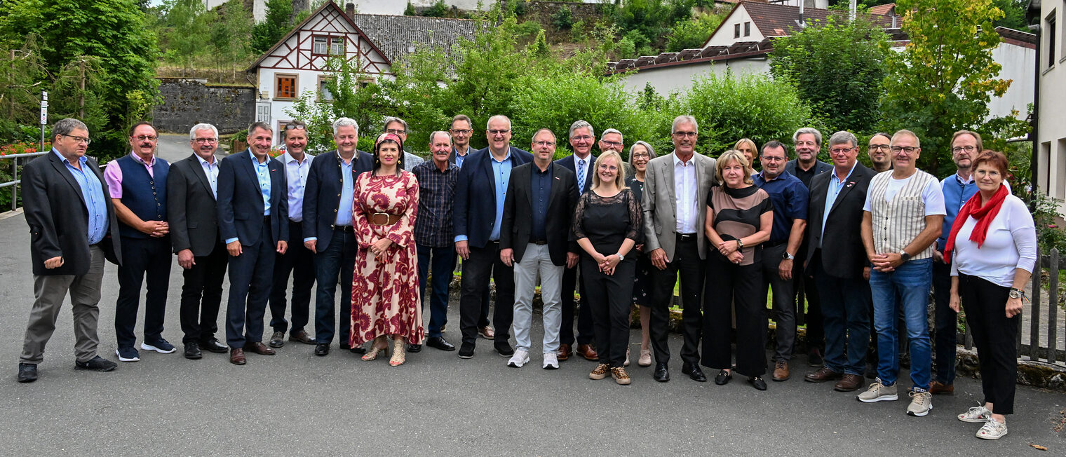 Gruppenbild von Dr. Bernd Sauer mit seiner Familie sowie mit seinen Wegbegleitern und Wegbegleiterinnen aus der Handwerkskammer und aus der Genussregion Oberfranken und dem Bierland Oberfranken.