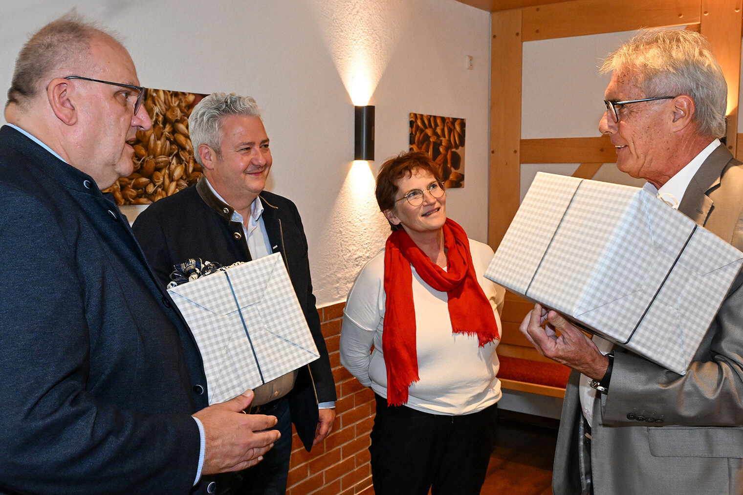 HWK-Hauptgeschäftsführer Reinhard Bauer, HWK-Präsident Matthias Graßmann und Leiterin Kommunikation & Medien, Michaela Heimpel überreichen Dr. Bernd Sauer Geschenke.