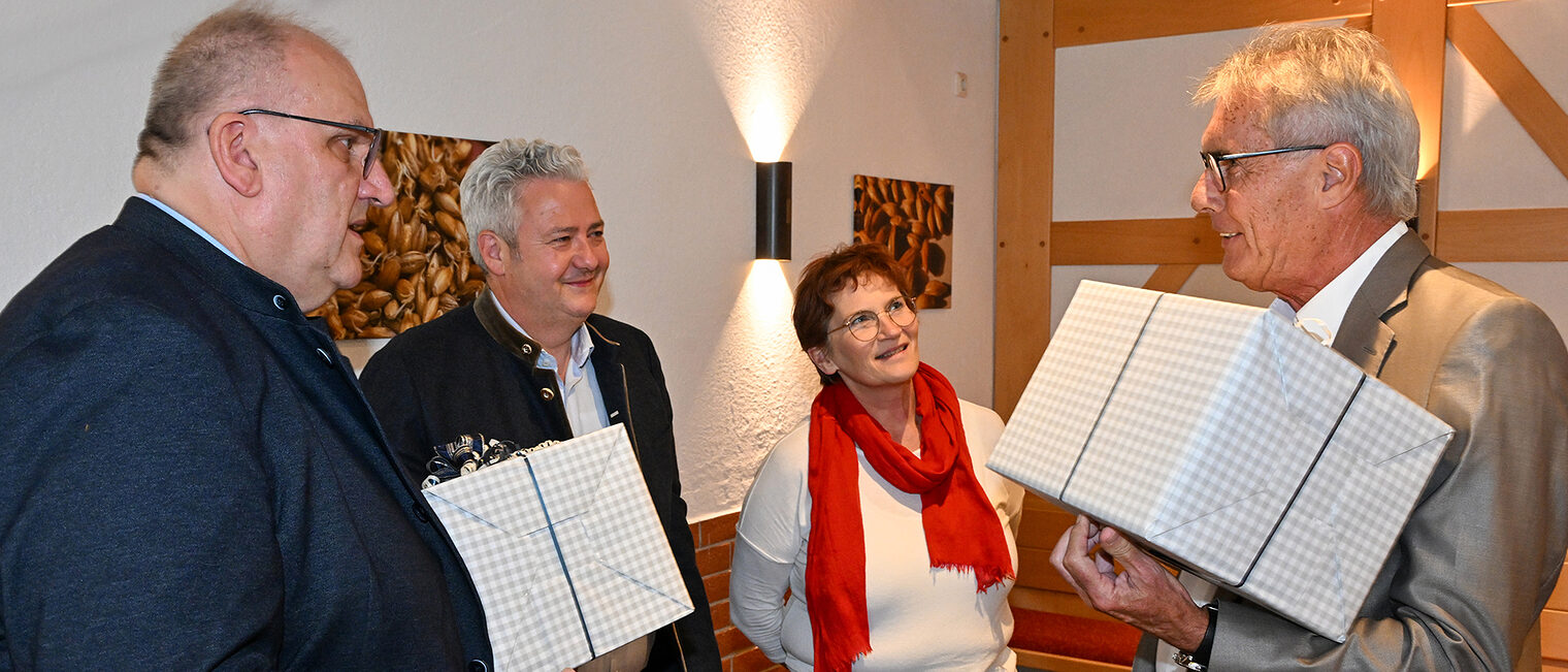 HWK-Hauptgeschäftsführer Reinhard Bauer, HWK-Präsident Matthias Graßmann und Leiterin Kommunikation & Medien, Michaela Heimpel überreichen Dr. Bernd Sauer Geschenke.