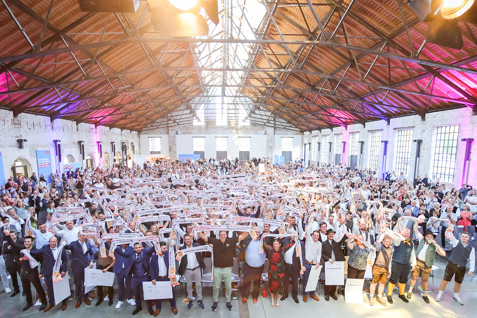 Gruppenbild der neuen Meisterinnen und Meisterinnen mit ihren Schals in der Glasschleif Marktredwitz