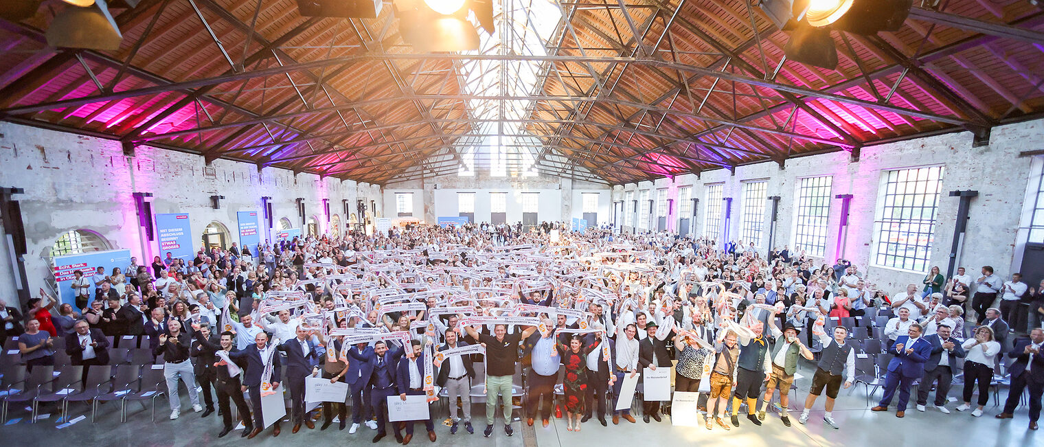 Gruppenbild der neuen Meisterinnen und Meisterinnen mit ihren Schals in der Glasschleif Marktredwitz