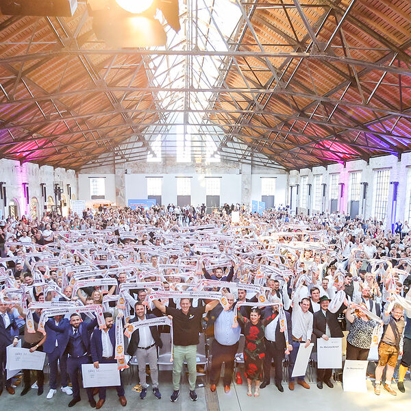 Gruppenbild der neuen Meisterinnen und Meisterinnen mit ihren Schals in der Glasschleif Marktredwitz
