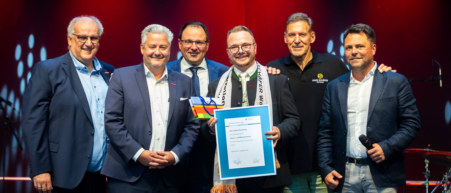 Brauermeister Justus Dimmerling mit seiner Urkunde und den Gratulanten Reinhard Bauer, Matthias Graßmann, Martin Schöffel, Ralf Moeller und Andreas Grewe