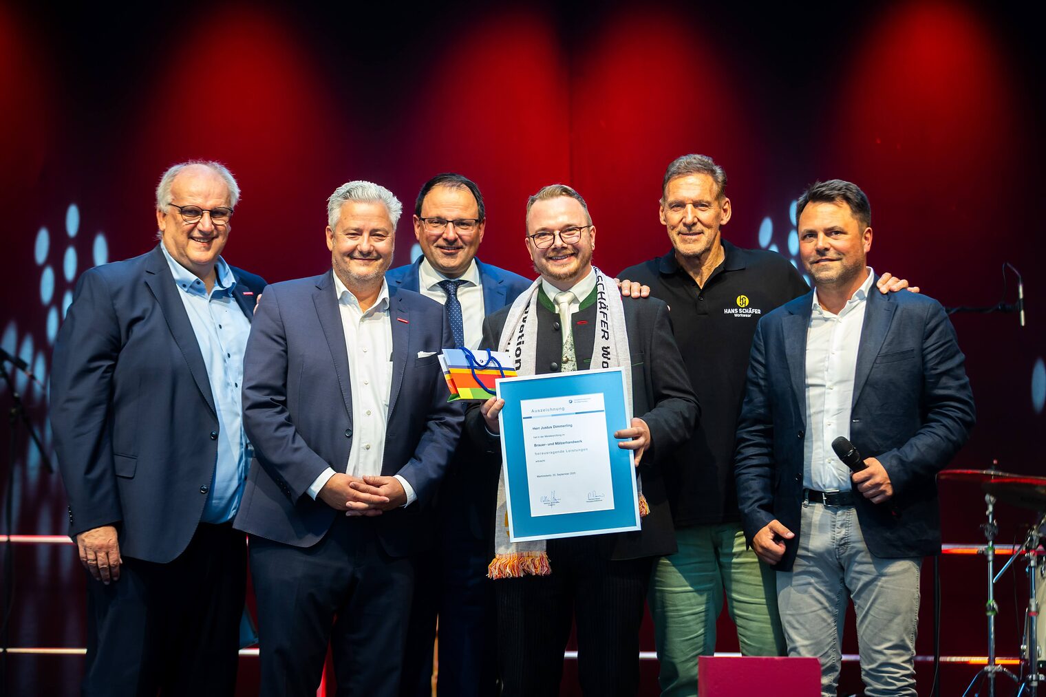 Brauermeister Justus Dimmerling mit seiner Urkunde und den Gratulanten Reinhard Bauer, Matthias Graßmann, Martin Schöffel, Ralf Moeller und Andreas Grewe