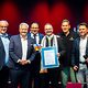 Brauermeister Justus Dimmerling mit seiner Urkunde und den Gratulanten Reinhard Bauer, Matthias Graßmann, Martin Schöffel, Ralf Moeller und Andreas Grewe