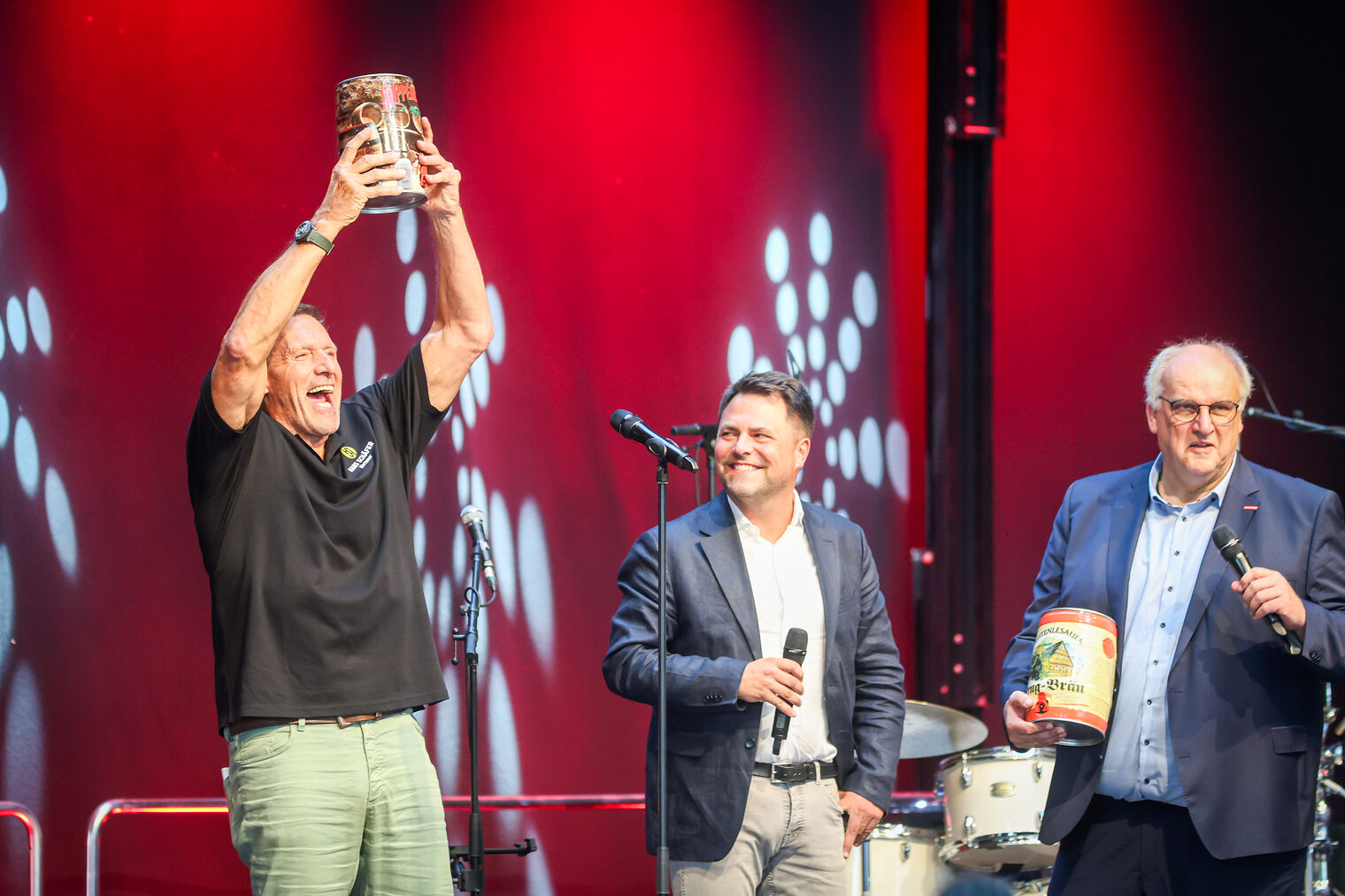 Ralf Moeller freut sich auf der Bühne über ein Bierfass als Gastgeschenk.