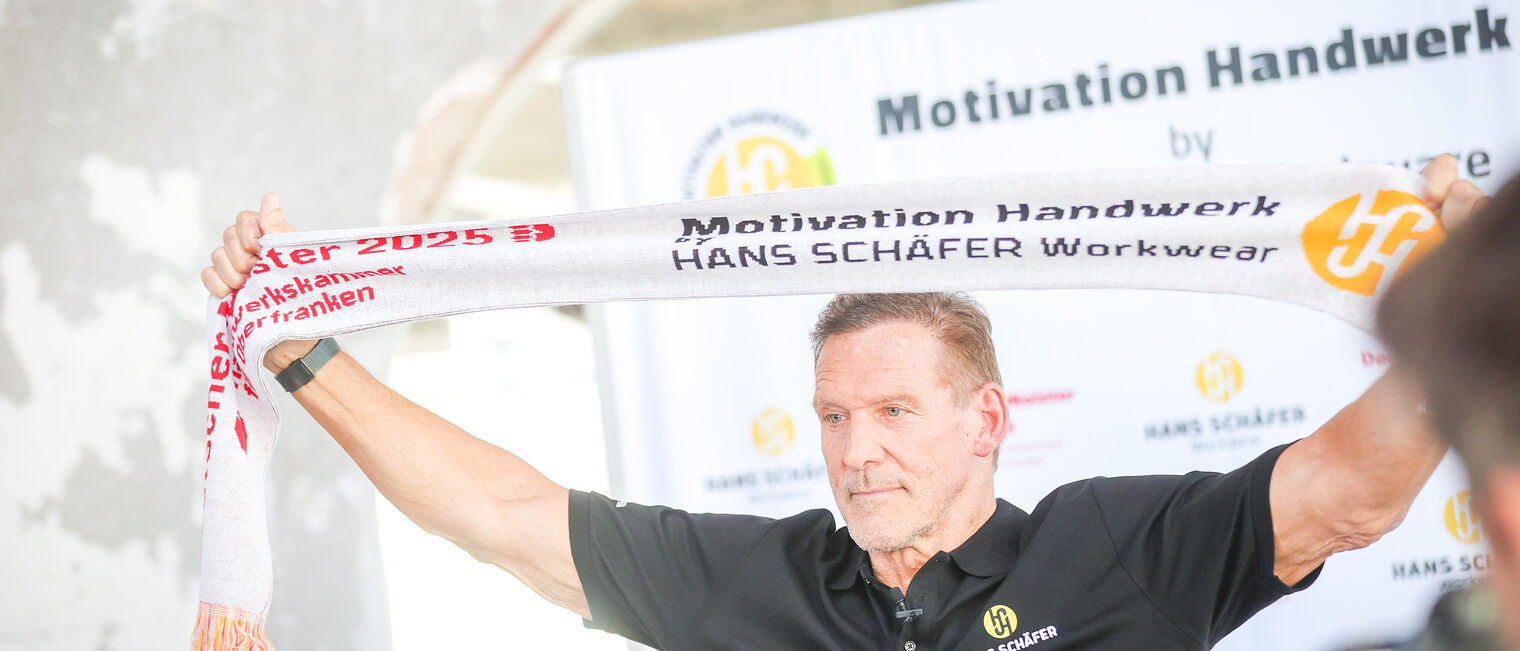 Ralf Moeller präsentiert stolz den Meisterschal.