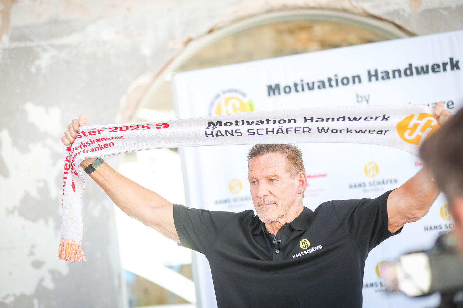 Ralf Moeller präsentiert stolz den Meisterschal.