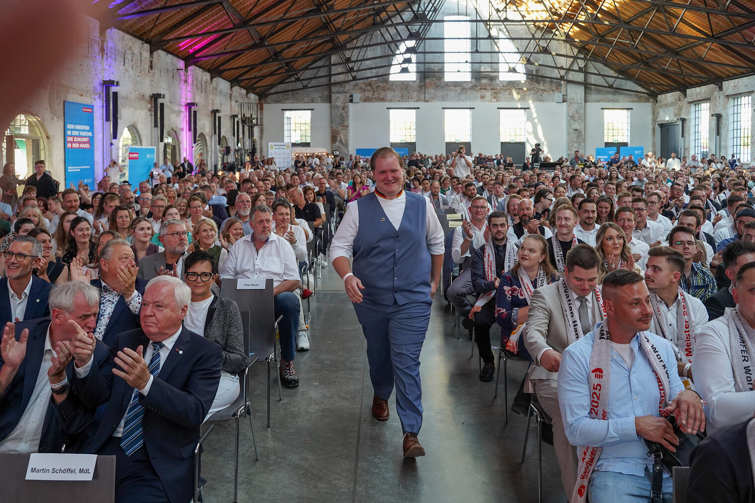 Justus Dimmerling läuft durch die Menge in de Glasschleif zur Bühne.