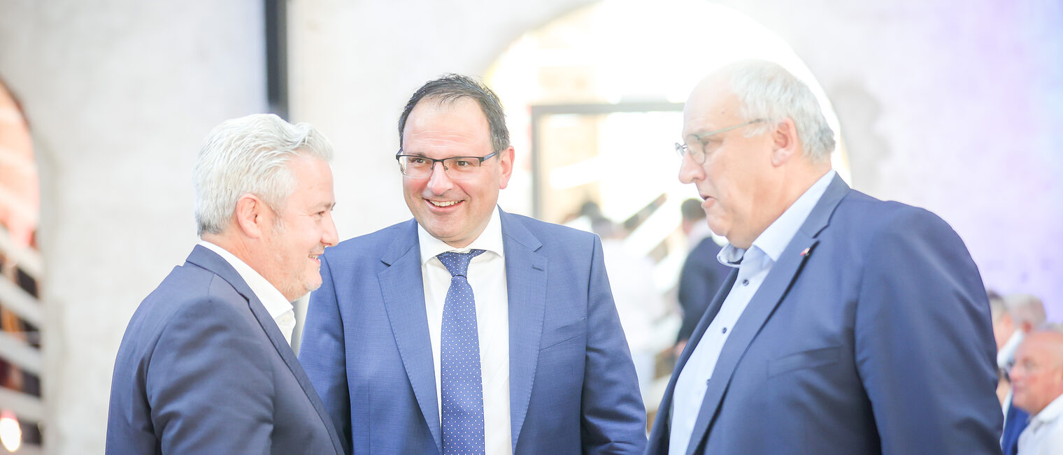 Matthias Graßmann, Martin Schöffel und Reinhard Bauer unterhalten sich.