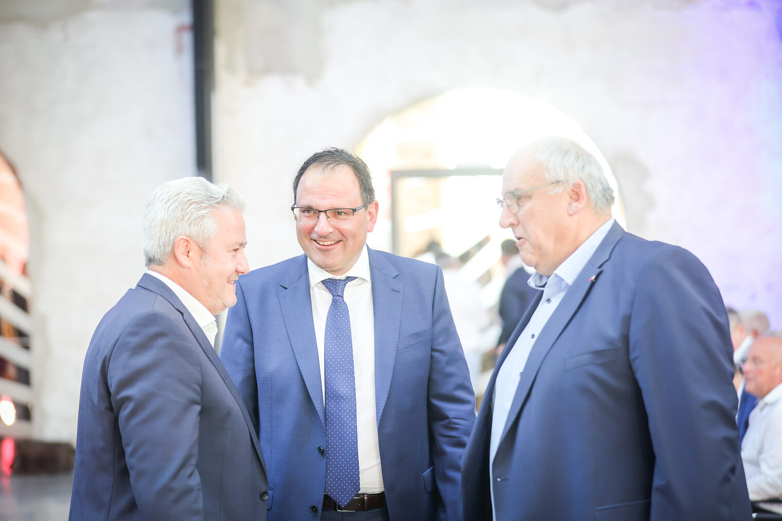 Matthias Graßmann, Martin Schöffel und Reinhard Bauer unterhalten sich.