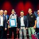 Feinwerkmechanikermeister Timo Friedrich präsentiert seine Bestenurkunde zusammen mit Matthias Graßmann, Martin Schöffel, Andreas Grewe, Ralf Moeller und Reinhard Bauer