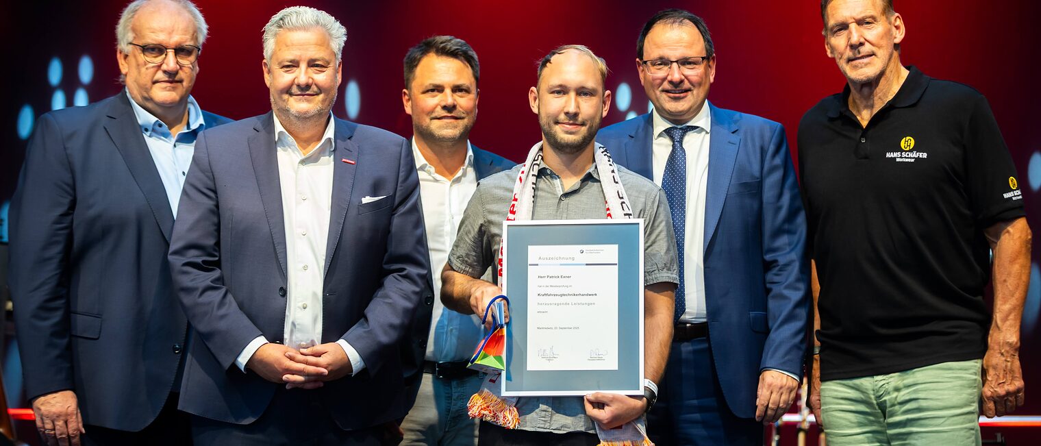 Kraftfahrzeugtechnikermeister Patrick Exner präsentiert seine Urkunde mit Reinhard Bauer, Matthias Graßmann, Andreas Grewe, Martin Schöffel und Ralf Moeller