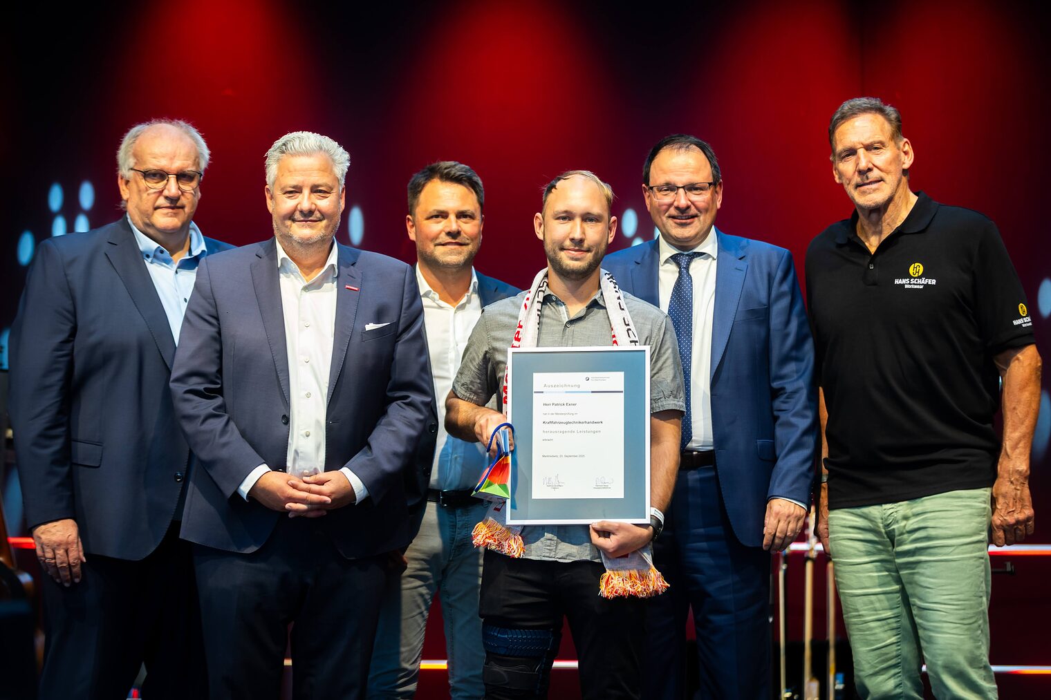 Kraftfahrzeugtechnikermeister Patrick Exner präsentiert seine Urkunde mit Reinhard Bauer, Matthias Graßmann, Andreas Grewe, Martin Schöffel und Ralf Moeller