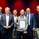 Kraftfahrzeugtechnikermeister Patrick Exner präsentiert seine Urkunde mit Reinhard Bauer, Matthias Graßmann, Andreas Grewe, Martin Schöffel und Ralf Moeller
