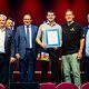 Metallbauermeister Tim Wöstefeld präsentiert seine Urkunde mit Reinhard Bauer, Matthias Graßmann, Andreas Grewe, Martin Schöffel und Ralf Moeller