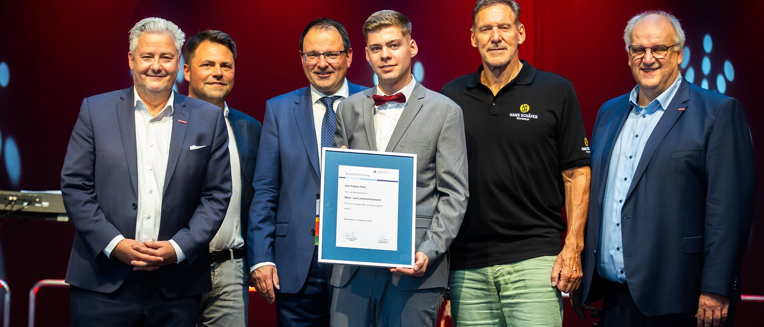 Maler- und Lackierermeister Fabian Fella präsentiert seine Urkunde mit Reinhard Bauer, Matthias Graßmann, Andreas Grewe, Martin Schöffel und Ralf Moeller