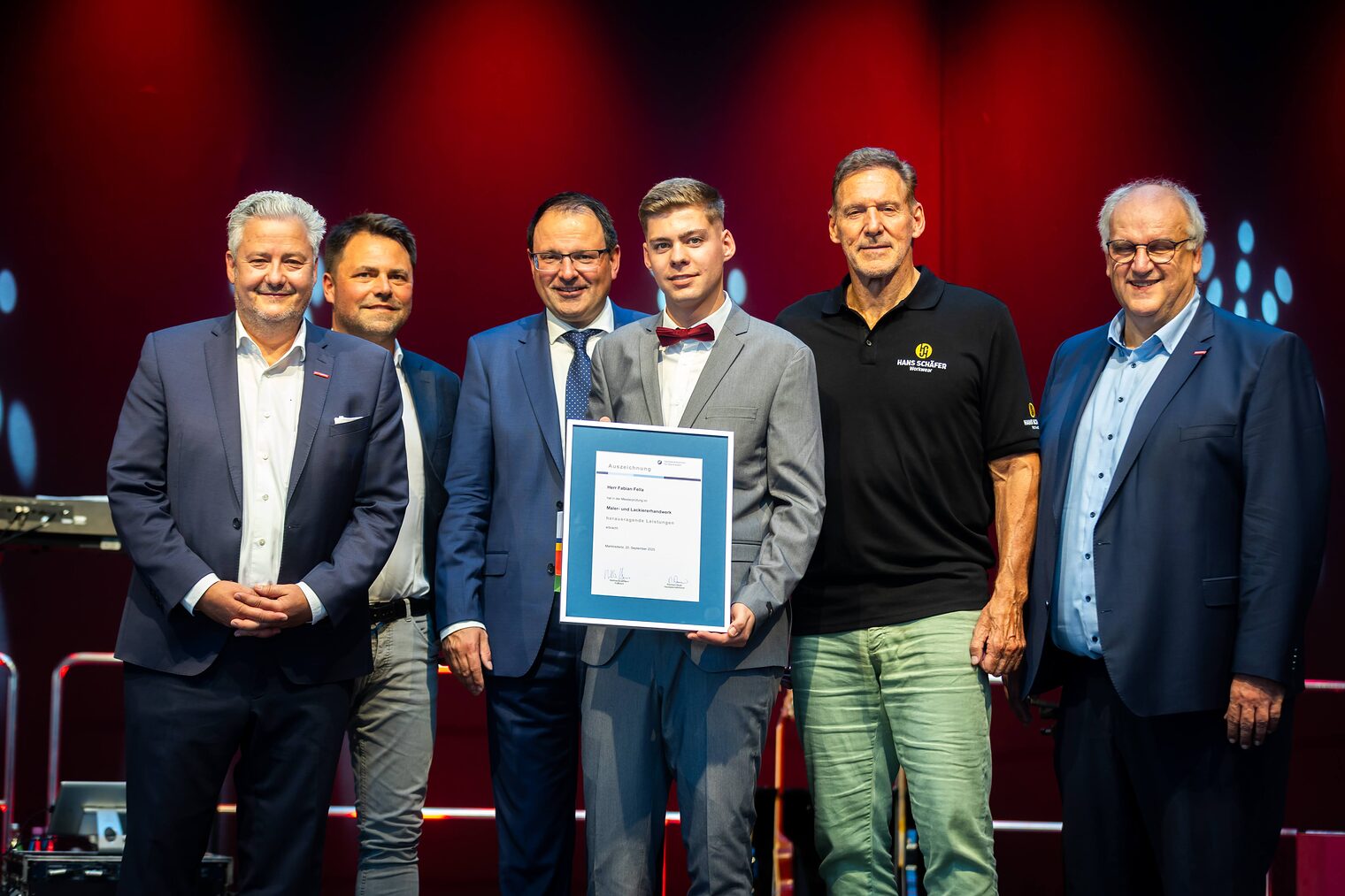 Maler- und Lackierermeister Fabian Fella präsentiert seine Urkunde mit Reinhard Bauer, Matthias Graßmann, Andreas Grewe, Martin Schöffel und Ralf Moeller
