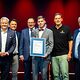Maler- und Lackierermeister Fabian Fella präsentiert seine Urkunde mit Reinhard Bauer, Matthias Graßmann, Andreas Grewe, Martin Schöffel und Ralf Moeller