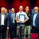 Schreinermeister David Sperber präsentiert seine Bestenurkunde mit Matthias Graßmann, Andreas Grewe, Martin Schöffel, Ralf Moeller und Reinhard Bauer.