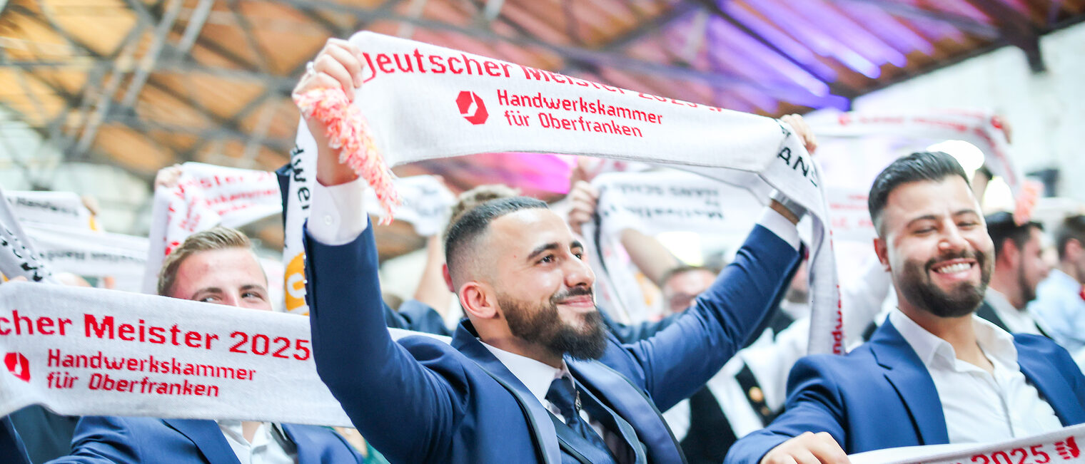 Meisterschüler präsentieren stolz ihre Schals.