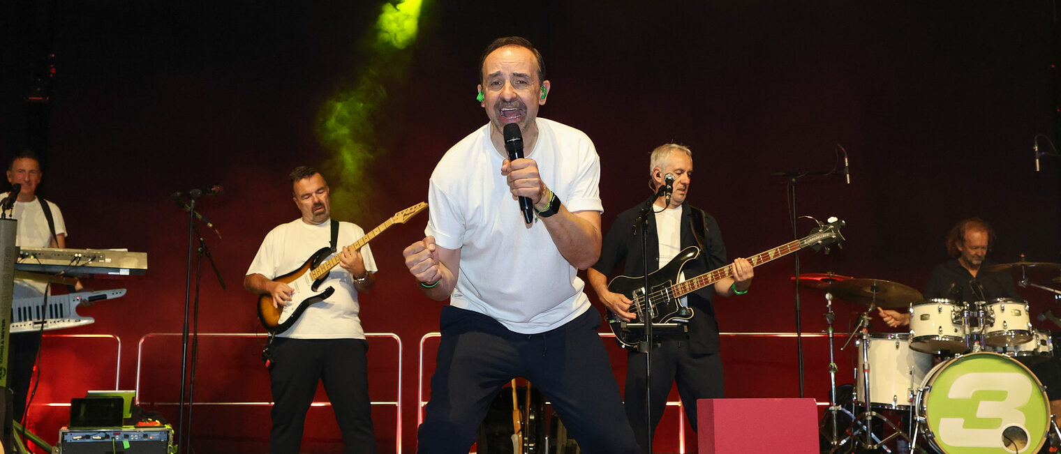 Die Bayern3-Band spielt auf der Bühne mit Bass, Schlagzeug, Klavier und Sänger.