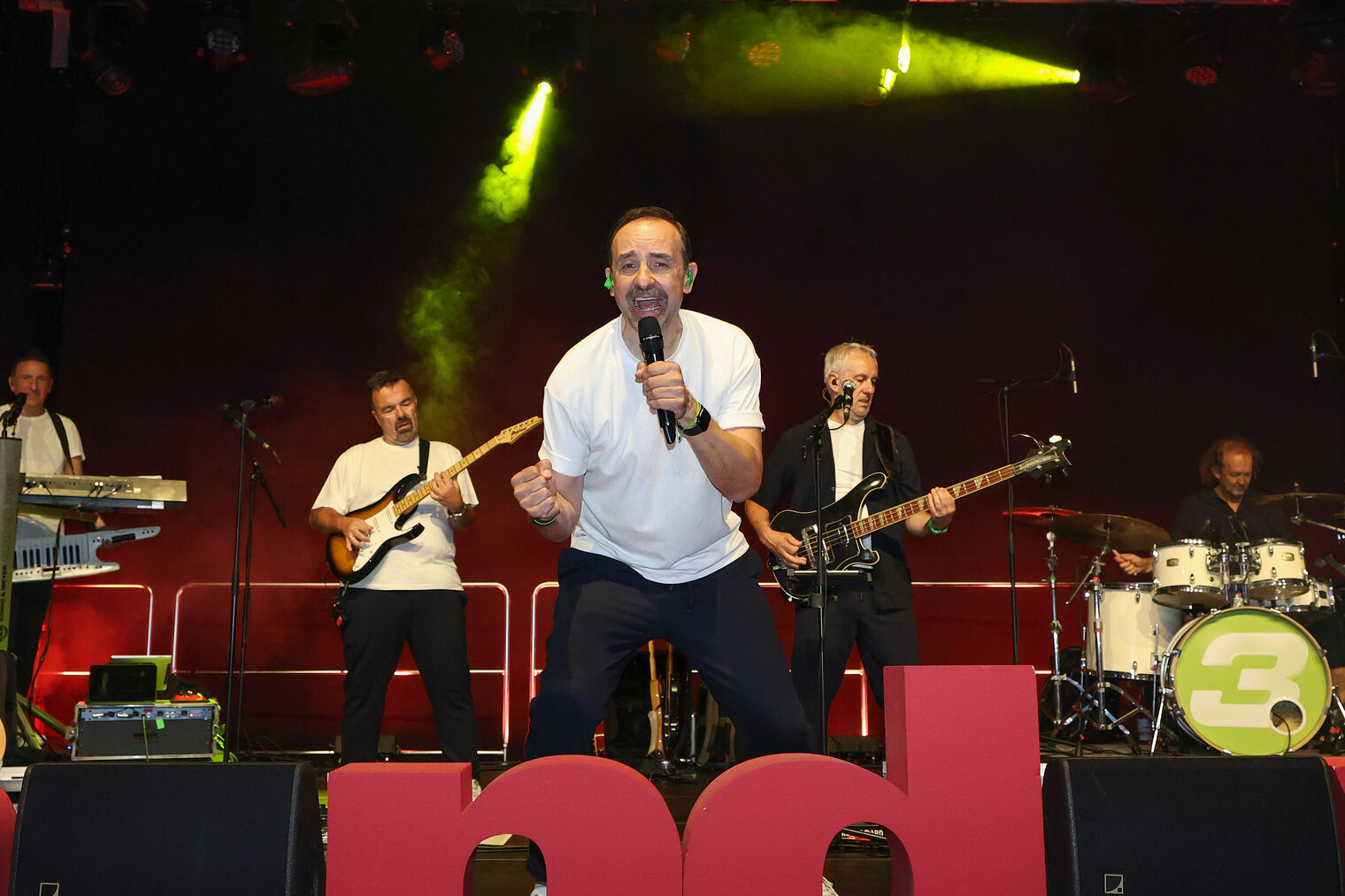 Die Bayern3-Band spielt auf der Bühne mit Bass, Schlagzeug, Klavier und Sänger.