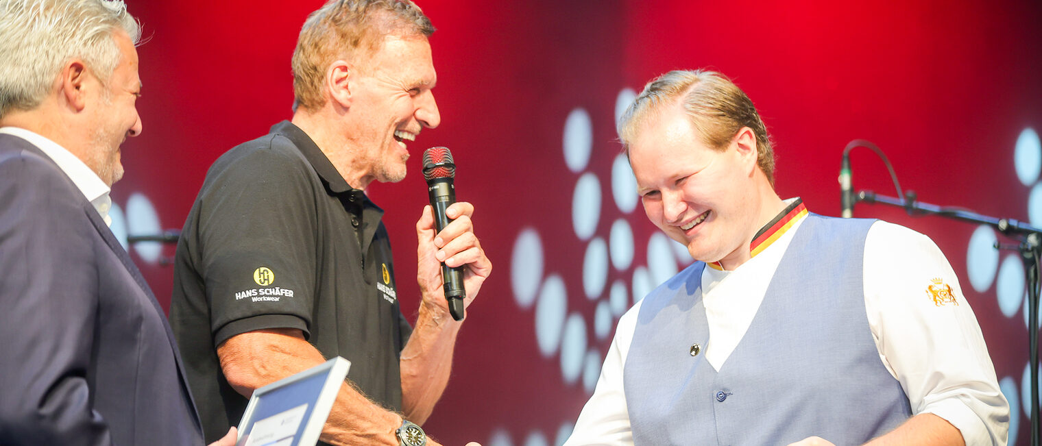 Luke Hehm nimmt die Bestenurkunde von Ralf Moeller und Matthias Graßmann in Empfang.