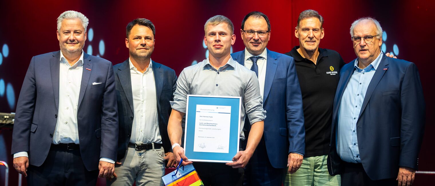 Land- und Baumaschinenmechatronikermeister Hannes Faatz präsentiert ihre Bestenurkunde mit Matthias Graßmann, Reinhard Bauer, Andreas Grewe, Ralf Moeller und Martin Schöffel.