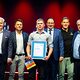Land- und Baumaschinenmechatronikermeister Hannes Faatz präsentiert ihre Bestenurkunde mit Matthias Graßmann, Reinhard Bauer, Andreas Grewe, Ralf Moeller und Martin Schöffel.